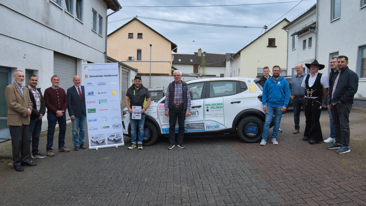Lokale Wirtschaft rollt für die Gemeinde: Neues E-Auto für Heidenrod offiziell eingeweiht.